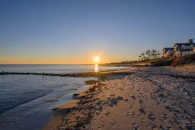 Image de Private beach. 4 bedrooms and 3 full baths. Rpms116