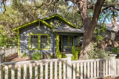 Image de * Walk to it all ~ Adorable Historic Bungalow *