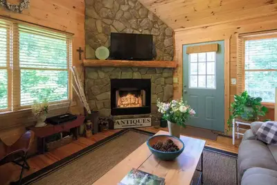 Image de Pet-friendly 2-bd cabin w/hot tub and fenced-in yard close to town