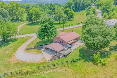 Image de Hillside Hideout With Scenic Bluegrass Hot Tub Views!