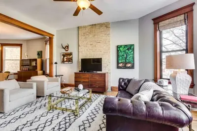 Image de Garage Parking - Vintage Charm - and a Fabulous Location! Easily Enjoy the Best of Chicago! by AllSet Turnover