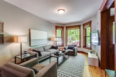 Image de Garage Parking! Walk to Logan Square Station Plus Great Local Restaurants and Bars by AllSet Turnover