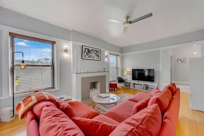 Image de Stunning, Spacious, & Sun-soaked 2br Uptown Condo by AllSet Turnover