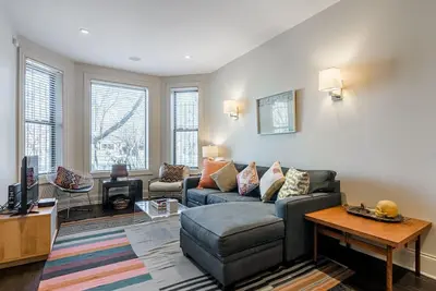 Image de Logan Blvd Luxury! Enjoy the Well-Equipped Kitchen and Prime Location by AllSet Turnover