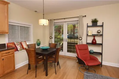 Image de Bright 2br Apt w/ Private Entrance & Laundry by AllSet Turnover