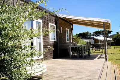 Image de Mobil-home Premium 30m2 (2 Schlafzimmer) + halb überdachte Terrasse + Tv + Bettwäsche 4 Personen