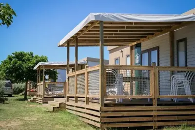 Image de Homeflower Premium 35m2 (3 Schlafzimmer) + Clim + halb überdachte Terrasse + Tv + Bettwäsche + Handtücher 6 Personen