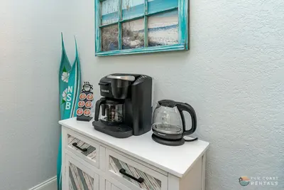 Image de Dog Friendly Home w/Private Fenced Yard, Garage & Fire Pit. Steps to the Beach!