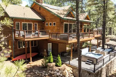 Image de Luxury forest 5 bedroom cabin w/fireplace & hot tub 5 mins to downtown Flagstaff