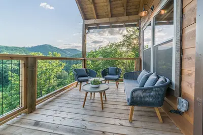 Image de Fun and Funner! Family cabin with mountain view and pinball!
