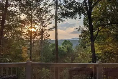 Image de Spacious & Private Cabin with gorgeous views, Hot tub, Dog-friendly!