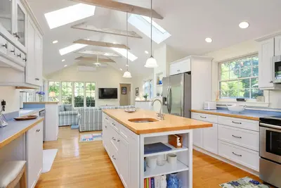 Image de Bright and Roomy 4 Bedroom Half Mile to Beach and 1 mile to Bike Trail Ac and Wifi