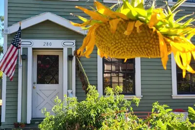 Image de Historic Farmhouse - 2 blocks from bay & downtown Benicia