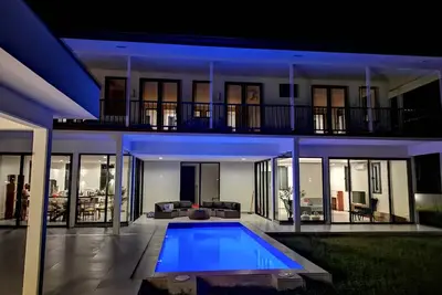 Image de Modern luxury mansion in colonial style
