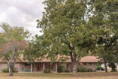 Image de Spacious home 2 minutes from downtown (Pet-Friendly! )