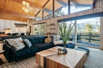 Image de Ski View Chalet - Super Chic & Modern, Hot Tub, Shuffleboard, Views