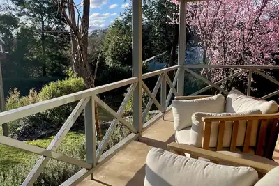 Image de Bimbimbie - A peaceful and stylish cottage, on one acre of established gardens.