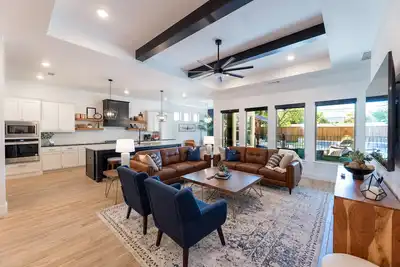 Image de Resort Style Home Prime Walking Location to Stadiums