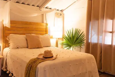 Image de Adorable 6 bedroom beachfront home with amenities