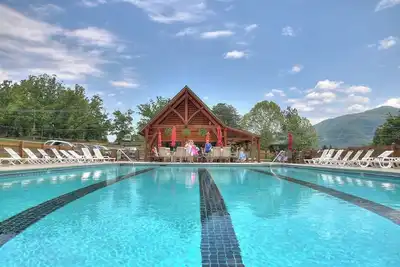 Image de Luxe Cabin in Wears Valley for Spring Break: Mtn Views-Game Rm-Thtr-Hot tub