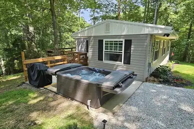 Image de 'Top of the Hill' Cute and Cozy Cottage with Hot Tub!