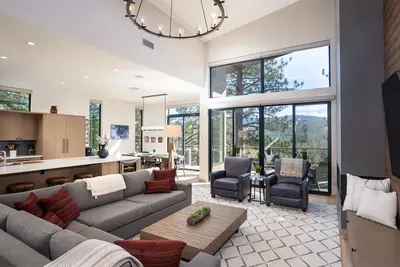Image de New Mountain-Modern Townhome | Private Hot Tub | Walk to Northstar Village
