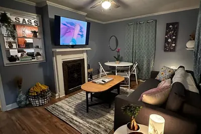 Image de {Bunga-Yolo} Fun and Games in Clt's Best Neighborhood. Hot Tub New and working!