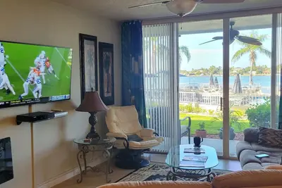 Image de Beautiful condo, island golf green  in front and  pool and private beach in back