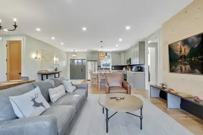 Image de 7 Bedrooms + Loft Bunk Room | 15 Beds| Game Room | Sleeps 22 | Hot Tub