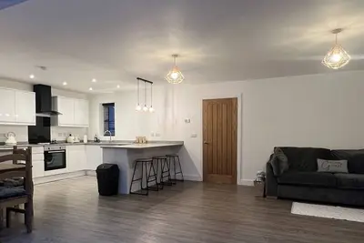 Image de White 3 bed bungalow with en-suite and parking