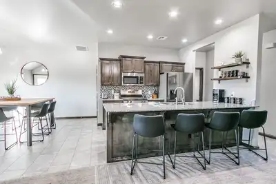 Image de Modern home w/custom furnishes, centrally located in Okc!