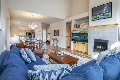 Image de Updated Single-level Eagle Crest Townhome has King Suite, Sunny Creek-side Deck!