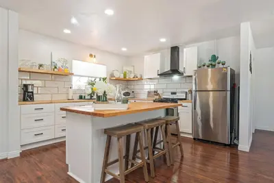 Image de Village House - Hot Tub, Pool, walk to downtown shops