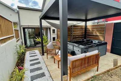 Image de charmant appartement avec jacuzzi