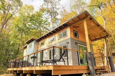 Image de Walk to State Park Trails! Modern cabin surrounded by woods + hot tub + firepit
