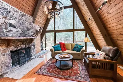 Image de - Newly Renovated - cabin in gated, mountain community ~ sleeps 6 ~ wifi