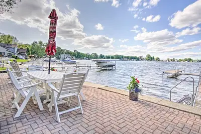 Image de Cheerful lakefront cottage with kayaks and fire pit