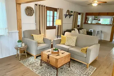Image de Cozy cottage minutes to lake!