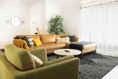 Image de Grill, Billiards, Fire-pit, Pool & Stream Disney+