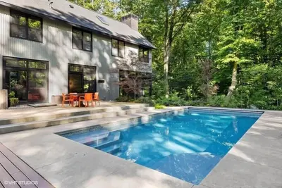 Image de (2025 Open! ) Harbert Home With Private Pool & Hot Tub! Close To Beach! !