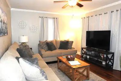 Image de Cute & Cozy Cottage near Downtown Apsu!
