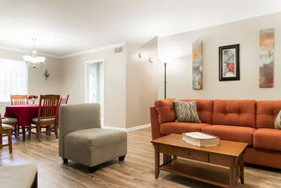 Image de 4 Bedroom 2 Bathroom Comfortable Furnished Home<br>4630 N fuller Pl