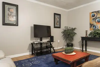 Image de 4 Bedroom 2 Bathroom Comfortable Furnished Home<br>4636 N fuller Pl