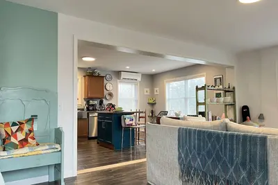 Image de Cozy Contemporary Cottage minutes to ski areas, lakes, and trails