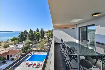 Bel appartement à Seget Donji