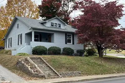 Image de Charming 4 bedroom - 5 minute walk to downtown! (Dog friendly)