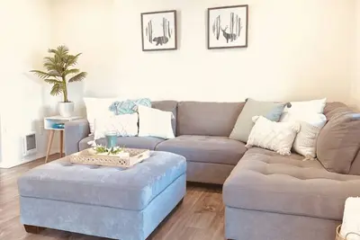 Image de Cheerful 3 bedroom home w/ private garage parking!