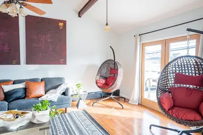 Image de 5bd/3ba Ranch with Vaulted Ceilings in Heart of Ac