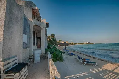 Image de North Akumal modern bungalow steps off the beach