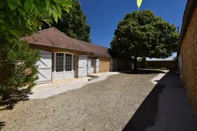 Image de Maison en pierres de charme avec piscine chauffée à partager et parc paysager
